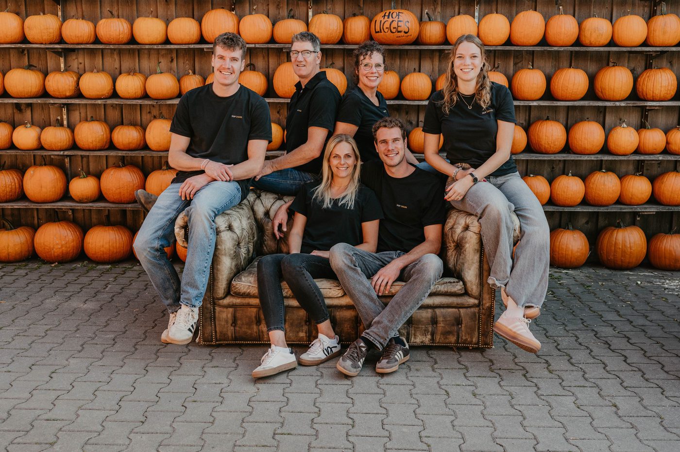 Familie Ligges vor Kürbisregal