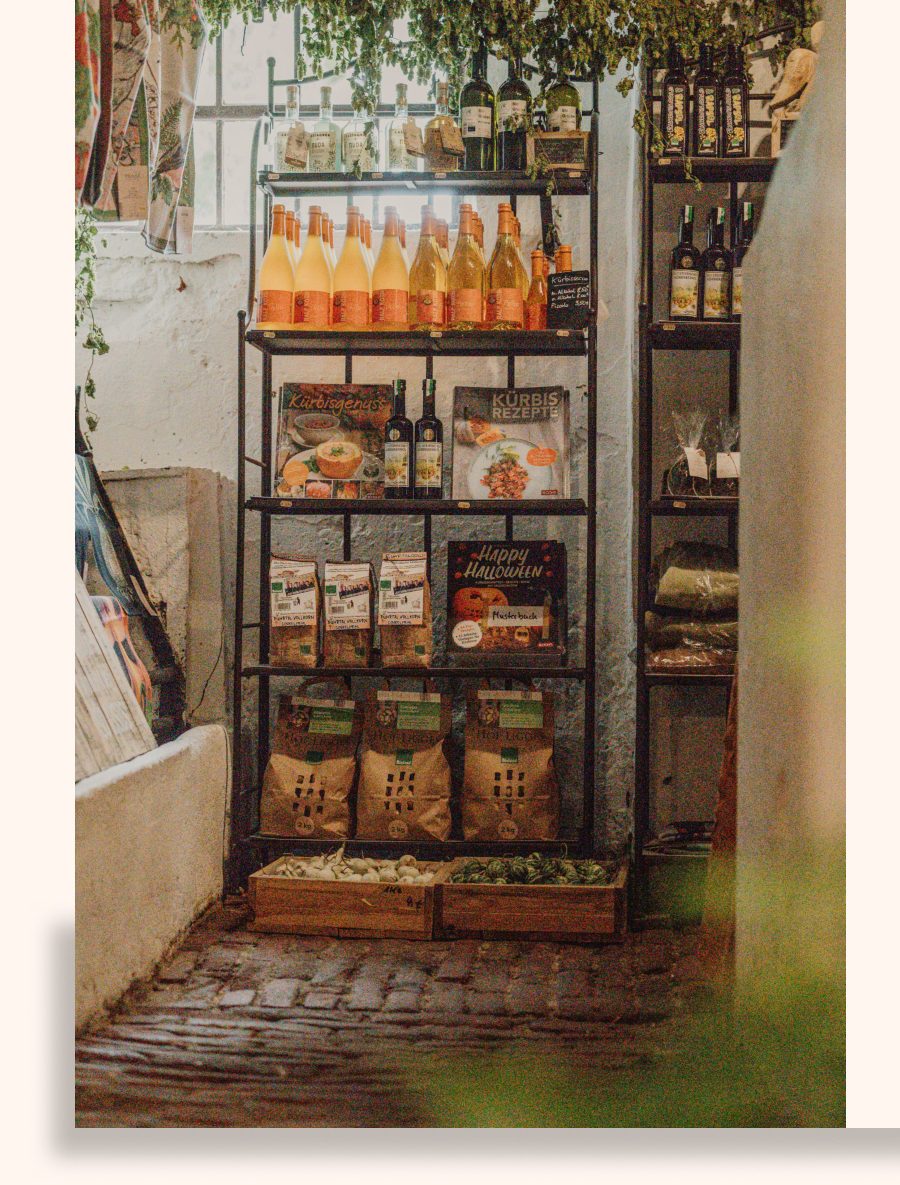 Hofladen Regal mit Fruchtaufstrichen und Kürbis-Kochbüchern